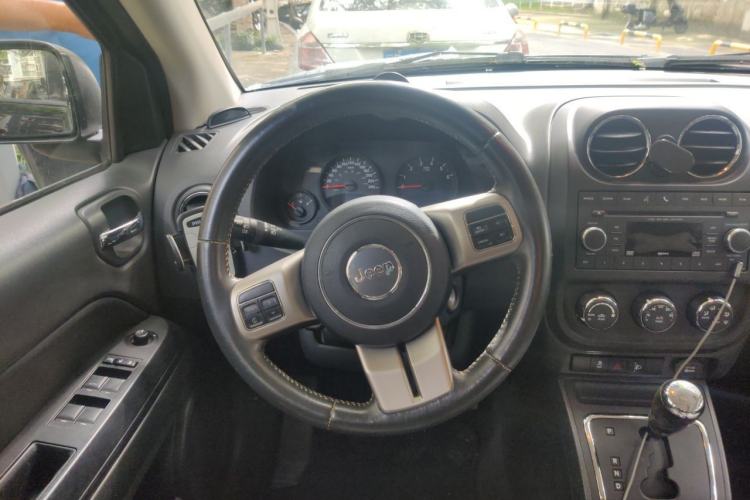 Used Jeep Compass 2012 2.4L four-wheel-drive sport version Steering Wheel