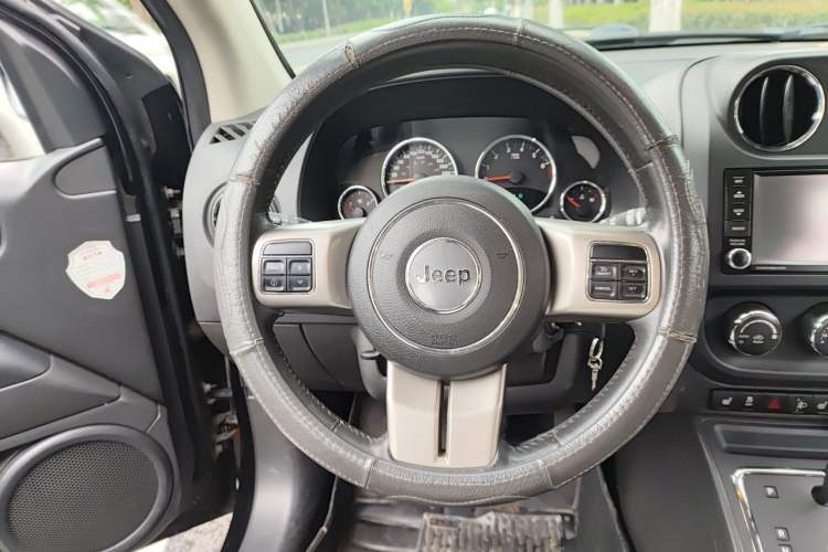 Used Jeep Compass 2012 2.4L four-wheel-drive sport version Steering Wheel