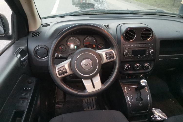 Used Jeep Compass 2012 2.4L four-wheel-drive sport version Steering Wheel