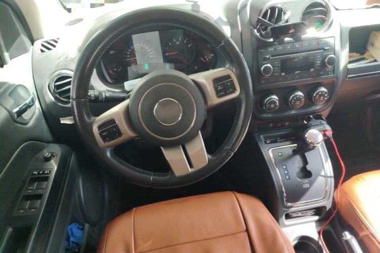 Used Jeep Compass 2012 2.4L four-wheel-drive sport version Steering Wheel
