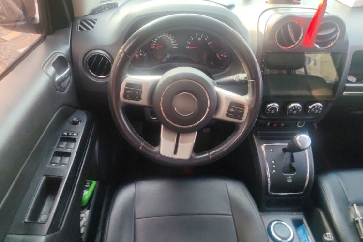 Used Jeep Compass 2012 2.4L four-wheel-drive sport version Steering Wheel