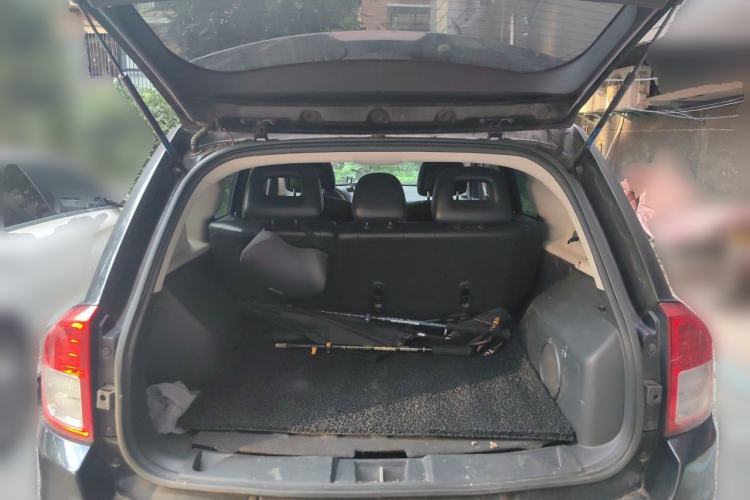 Used Jeep Compass 2012 2.4L four-wheel drive luxury navigation version Trunk