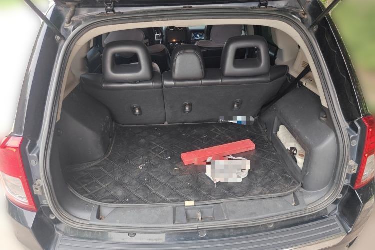 Used Jeep Compass 2012 2.4L four-wheel drive luxury version Trunk