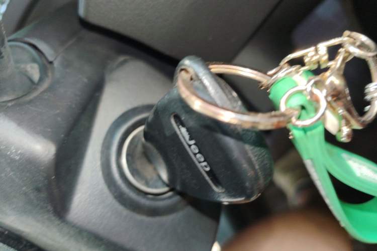 Used Jeep Compass 2012 2.4L four-wheel-drive sport version Vehicle Key