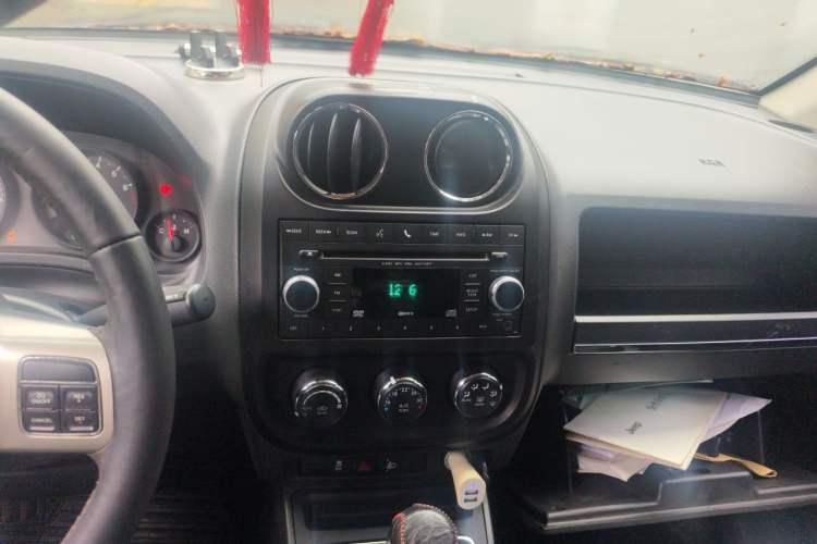 Used Jeep Compass 2012 2.4L four-wheel-drive sport version Audio And AC Panel
