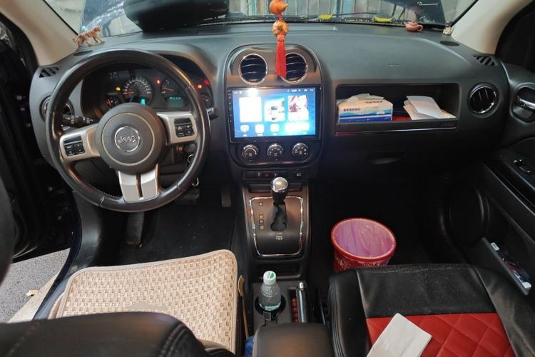 Used Jeep Compass 2012 2.4L four-wheel-drive sport version Center Console
