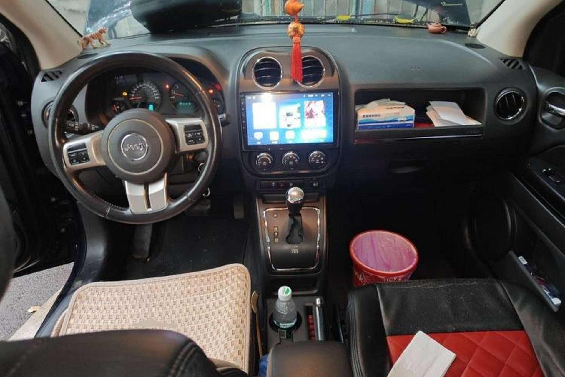 Used Jeep Compass 2012 2.4L four-wheel-drive sport version Center Console