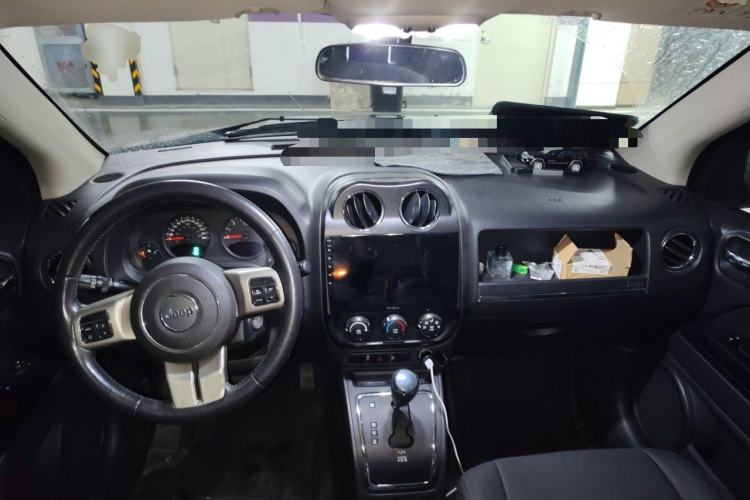 Used Jeep Compass 2012 2.0L two-wheel drive sport version Center Console
