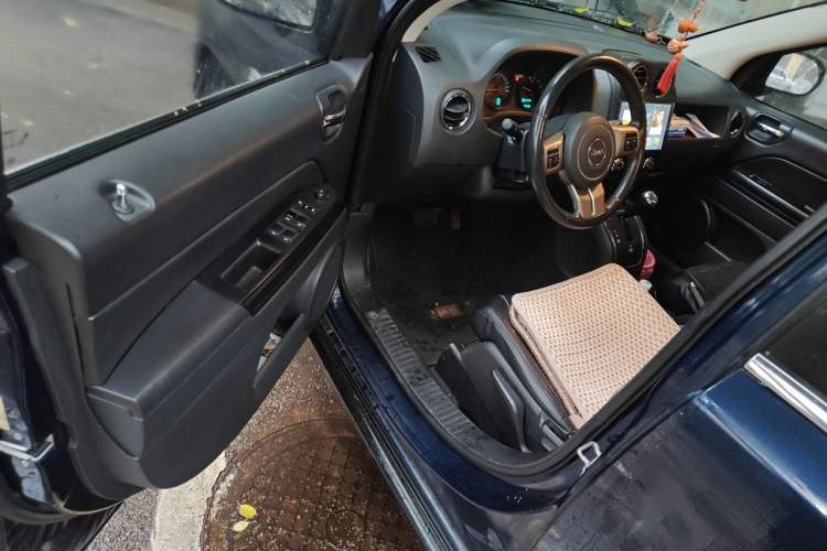 Used Jeep Compass 2012 2.4L four-wheel-drive sport version Driver Seat