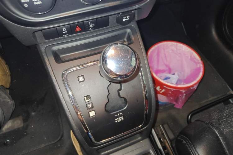 Used Jeep Compass 2012 2.4L four-wheel-drive sport version Gear Lever
