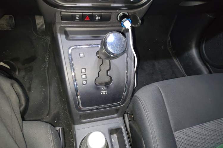 Used Jeep Compass 2012 2.0L two-wheel drive sport version Gear Lever