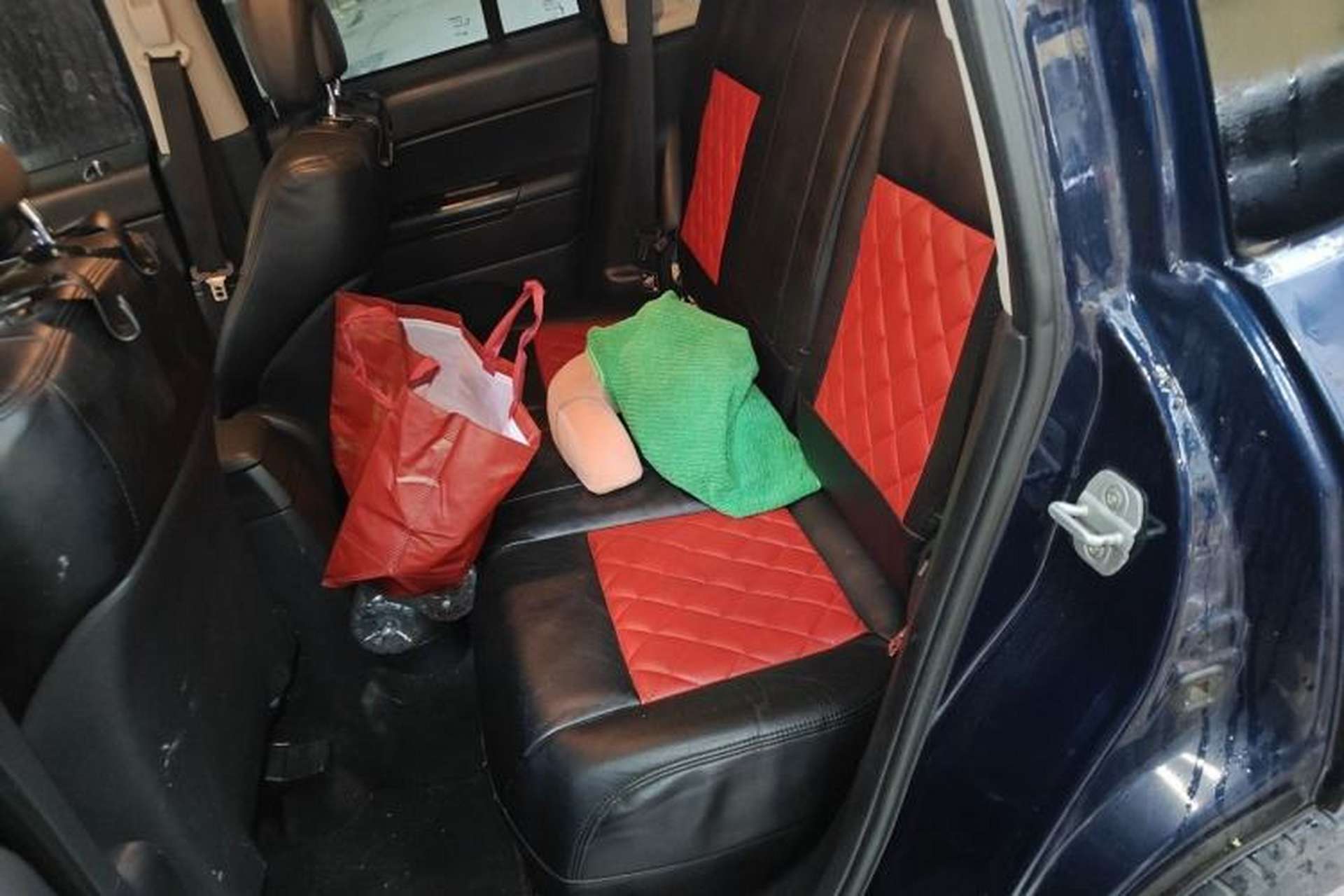 Used Jeep Compass 2012 2.4L four-wheel-drive sport version Left Rear Seat