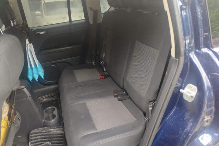 Used Jeep Compass 2012 2.4L four-wheel-drive sport version Left Rear Seat