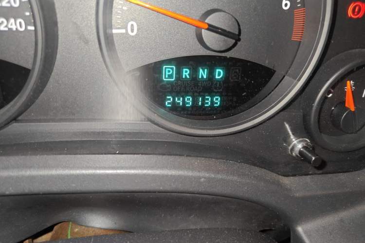 Used Jeep Compass 2012 2.4L four-wheel-drive sport version Odometer Close Up