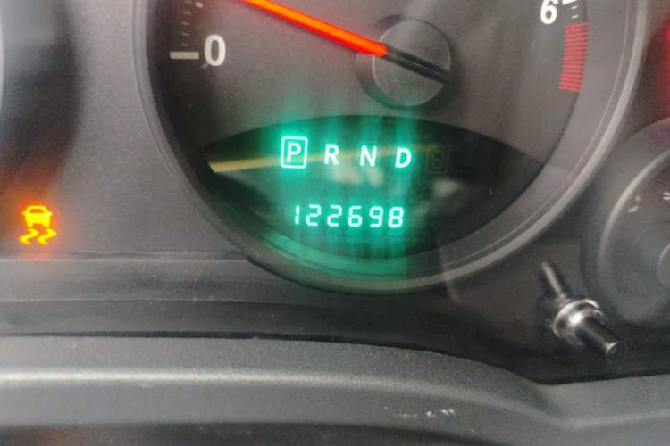 Used Jeep Compass 2012 2.4L four-wheel-drive sport version Odometer Close Up