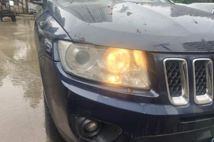 Used Jeep Compass 2012 2.4L four-wheel-drive sport version Right Front Headlight
