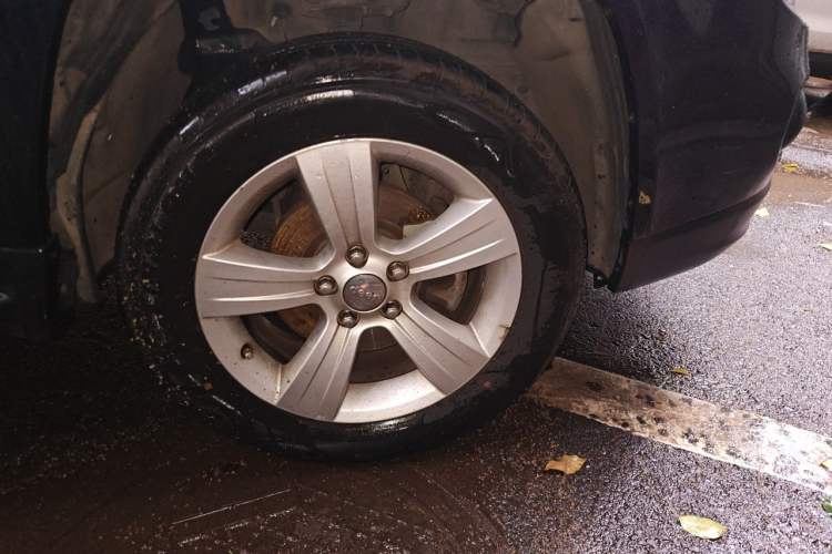 Used Jeep Compass 2012 2.4L four-wheel-drive sport version Right Front Wheel Hub