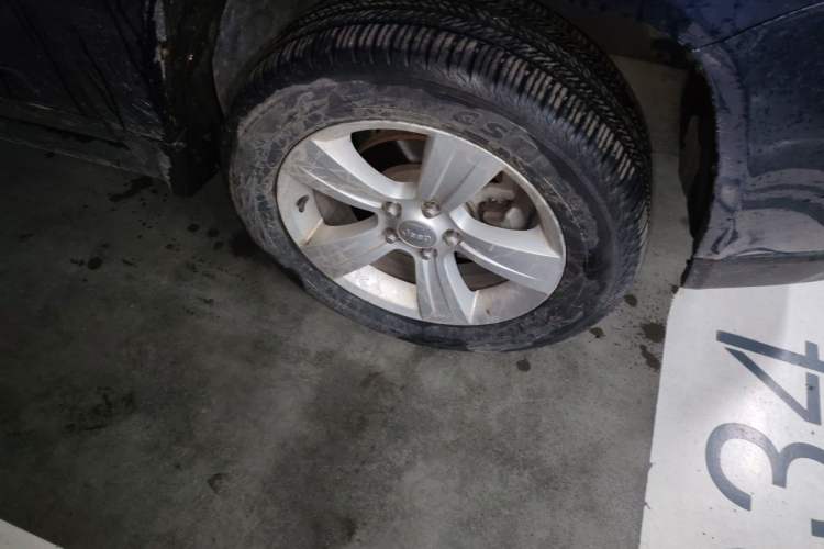 Used Jeep Compass 2012 2.0L two-wheel drive sport version Right Front Wheel Hub
