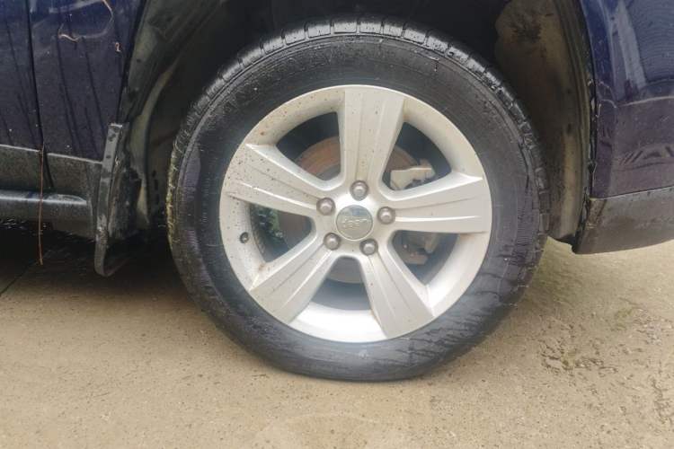Used Jeep Compass 2012 2.4L four-wheel-drive sport version Right Front Wheel Hub