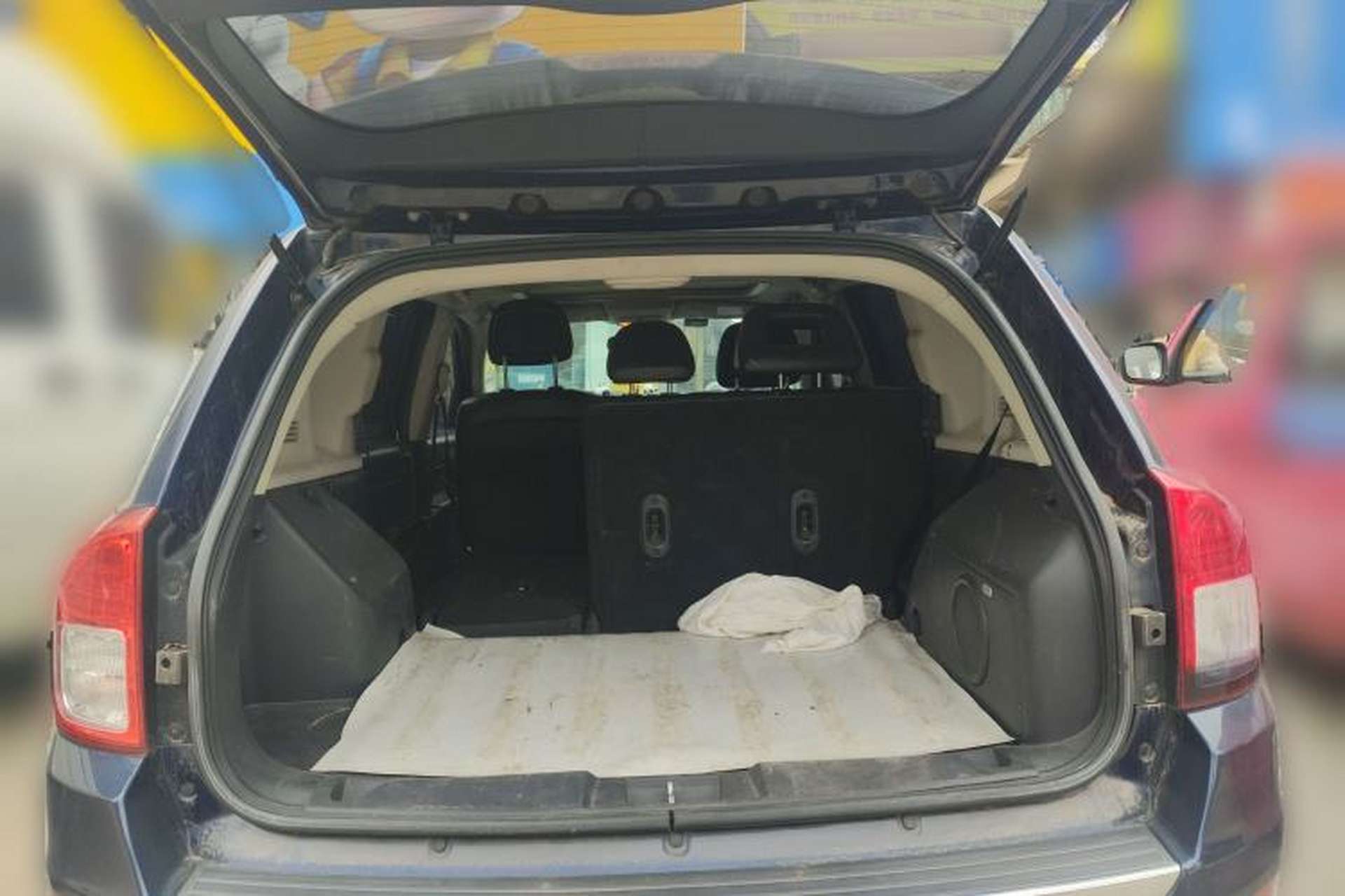 Used Jeep Compass 2012 2.4L four-wheel drive luxury version Trunk