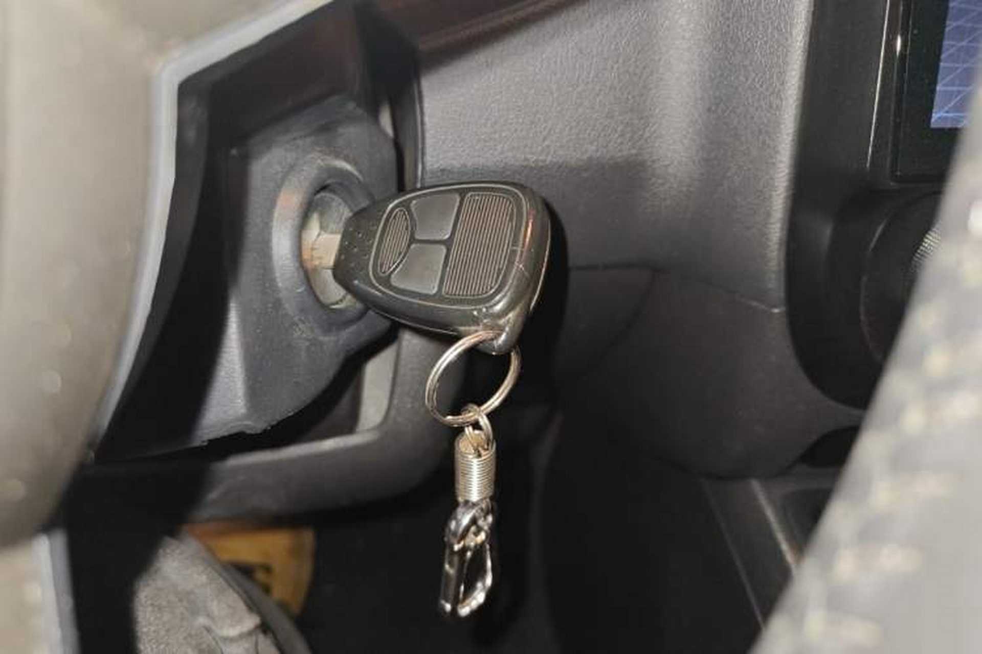 Used Jeep Compass 2012 2.4L four-wheel-drive sport version Vehicle Key