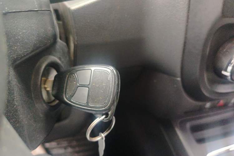 Used Jeep Compass 2012 2.4L four-wheel-drive sport version Vehicle Key