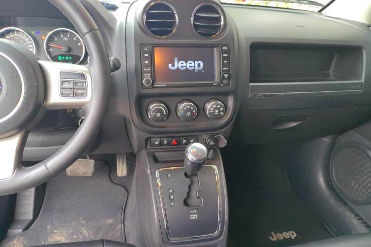 Used Jeep Compass 2012 2.4L Four-Wheel Drive Urban Edition Audio And AC Panel