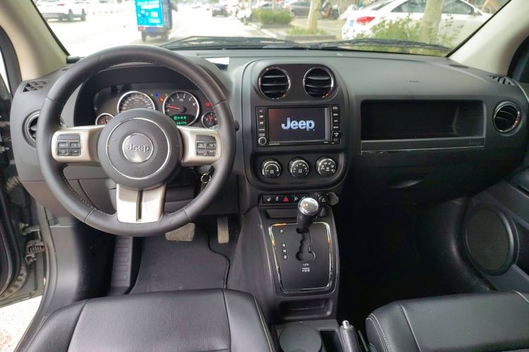 Used Jeep Compass 2012 2.4L Four-Wheel Drive Urban Edition Center Console