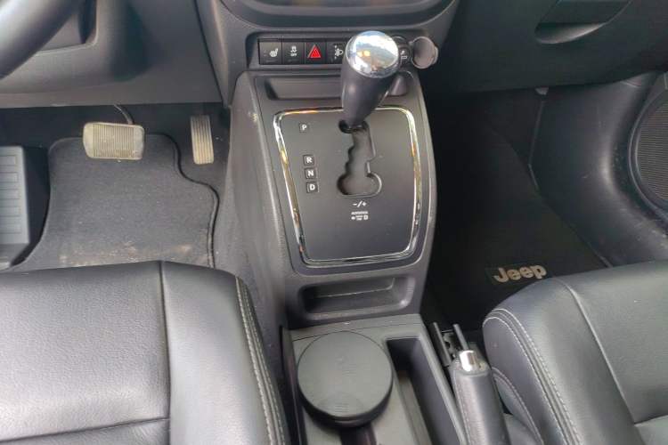 Used Jeep Compass 2012 2.4L Four-Wheel Drive Urban Edition Gear Lever