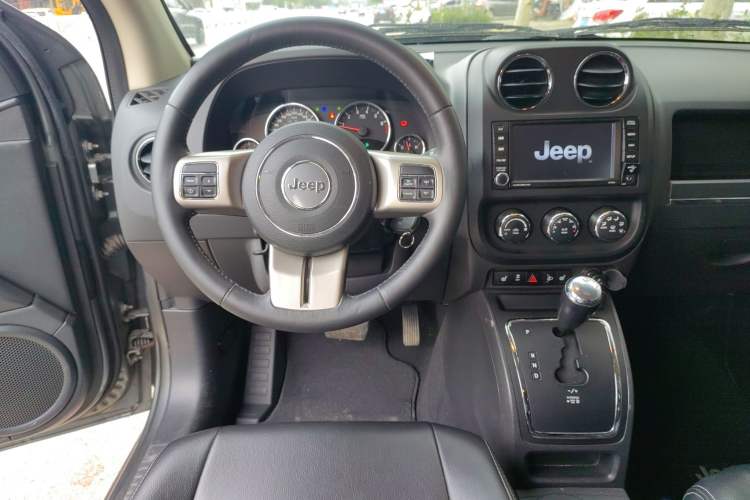 Used Jeep Compass 2012 2.4L Four-Wheel Drive Urban Edition Steering Wheel