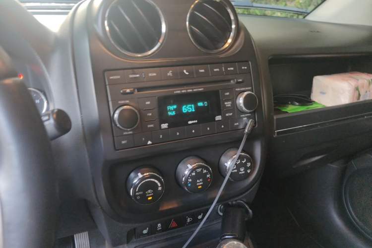 Used Jeep Compass 2012 2.0L two-wheel drive luxury version Audio And AC Panel
