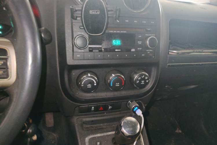 Used Jeep Compass 2012 2.0L two-wheel drive sport version Audio And AC Panel