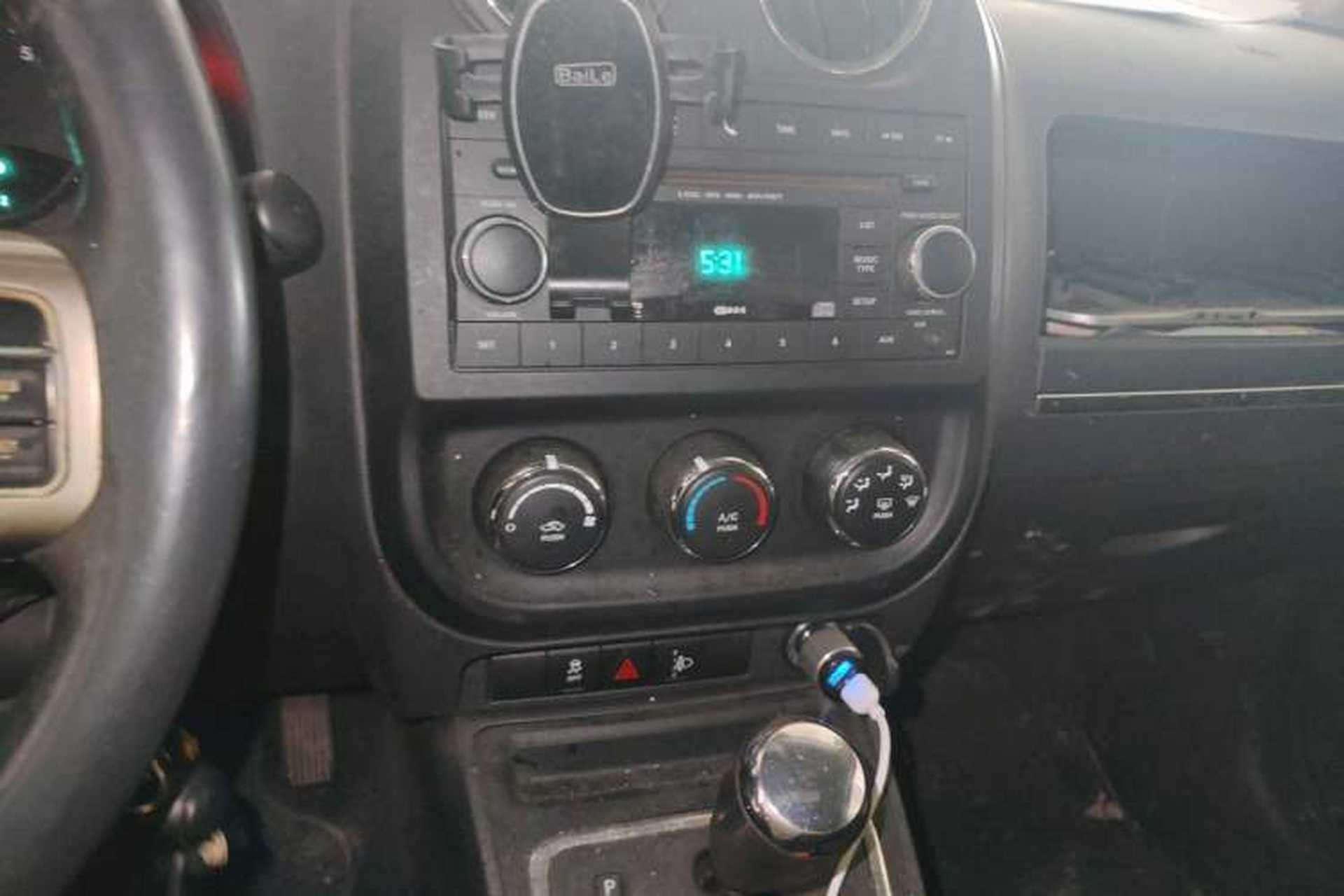 Used Jeep Compass 2012 2.0L two-wheel drive sport version Audio And AC Panel