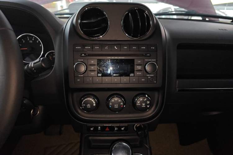 Used Jeep Compass 2012 2.4L Four-Wheel Drive Urban Edition Audio And AC Panel