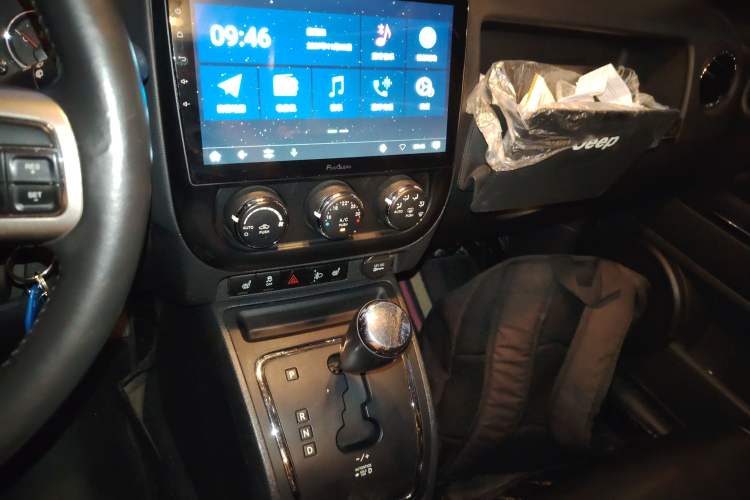 Used Jeep Compass 2012 2.4L four-wheel drive luxury version Audio And AC Panel