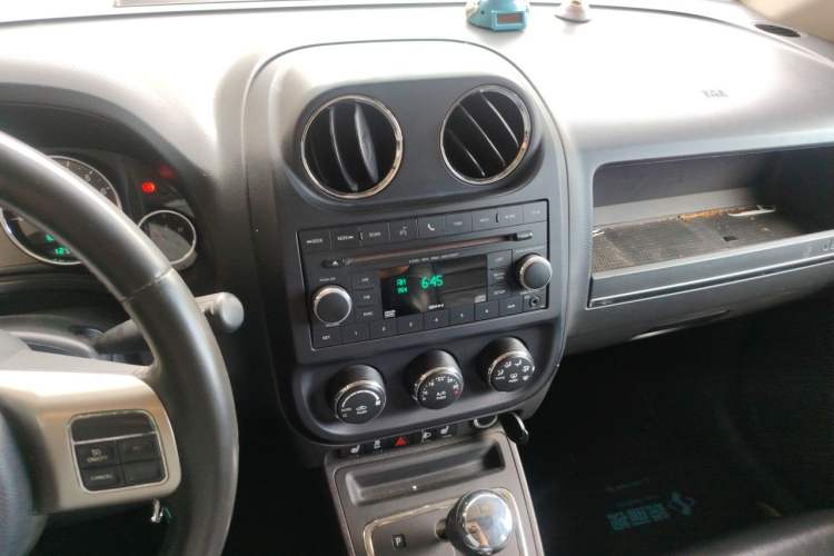 Used Jeep Compass 2012 2.0L two-wheel drive luxury version Audio And AC Panel