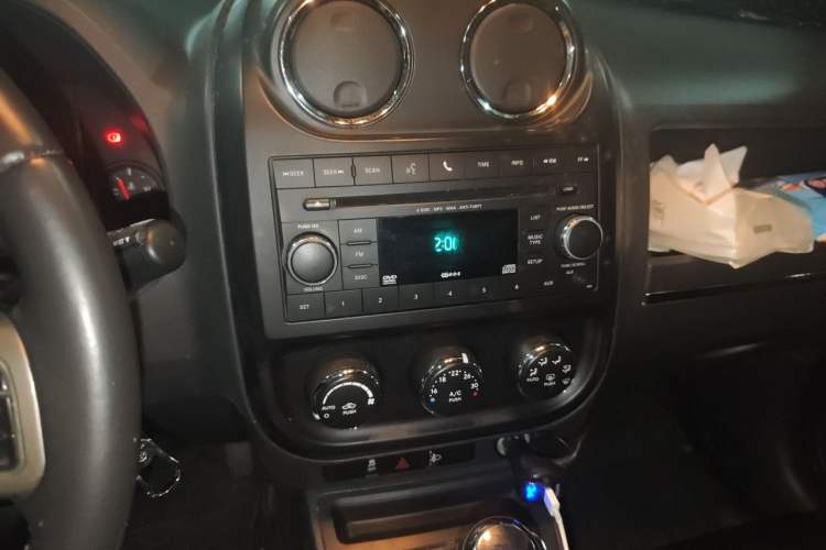 Used Jeep Compass 2012 2.4L four-wheel-drive sport version Audio And AC Panel