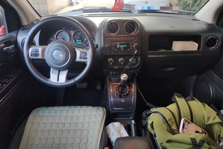 Used Jeep Compass 2012 2.0L two-wheel drive luxury version Center Console