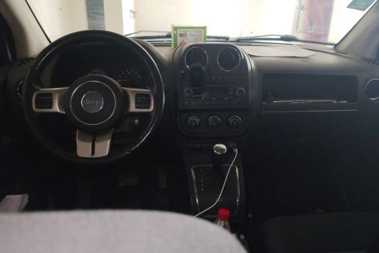Used Jeep Compass 2012 2.0L two-wheel drive sport version Center Console