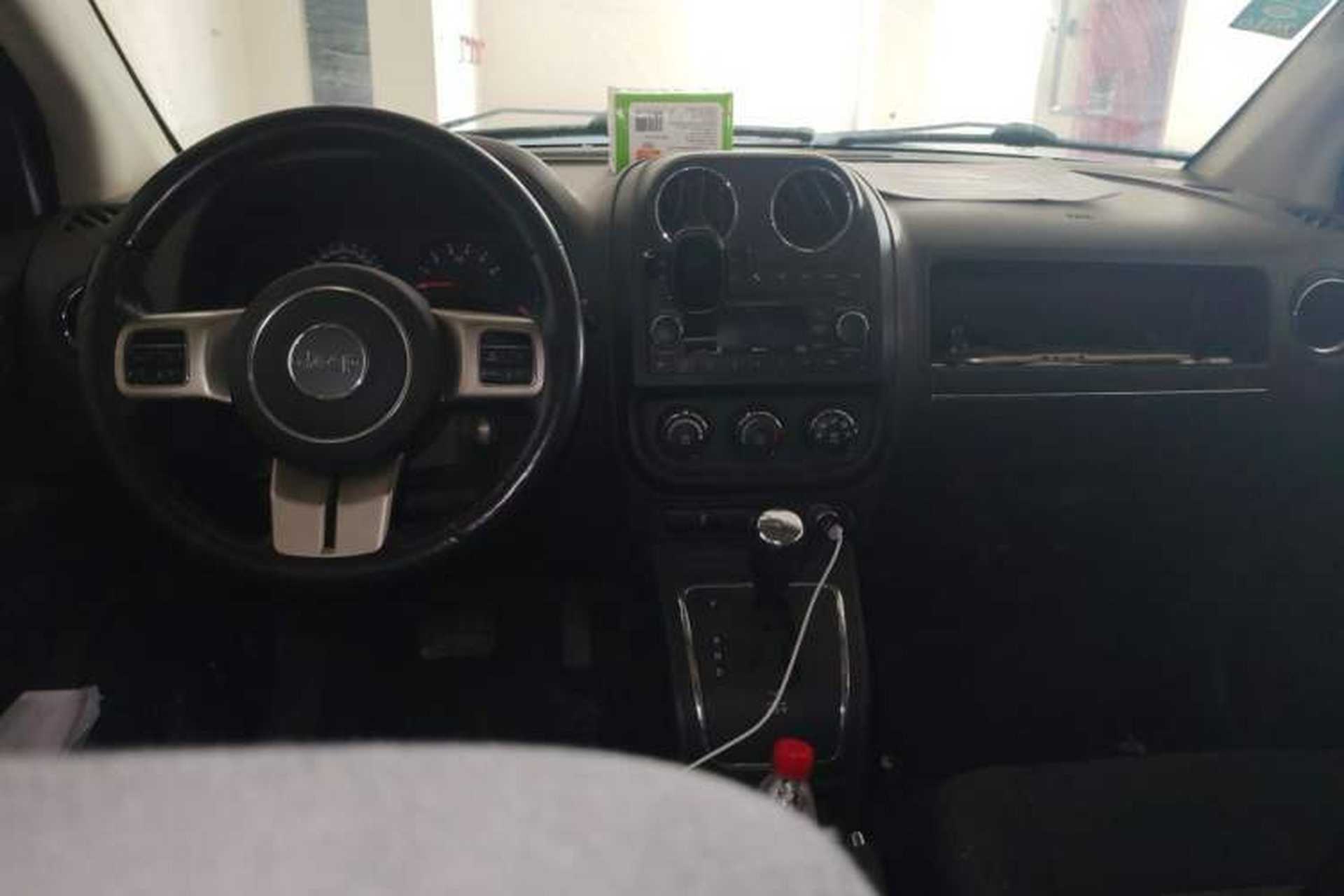 Used Jeep Compass 2012 2.0L two-wheel drive sport version Center Console