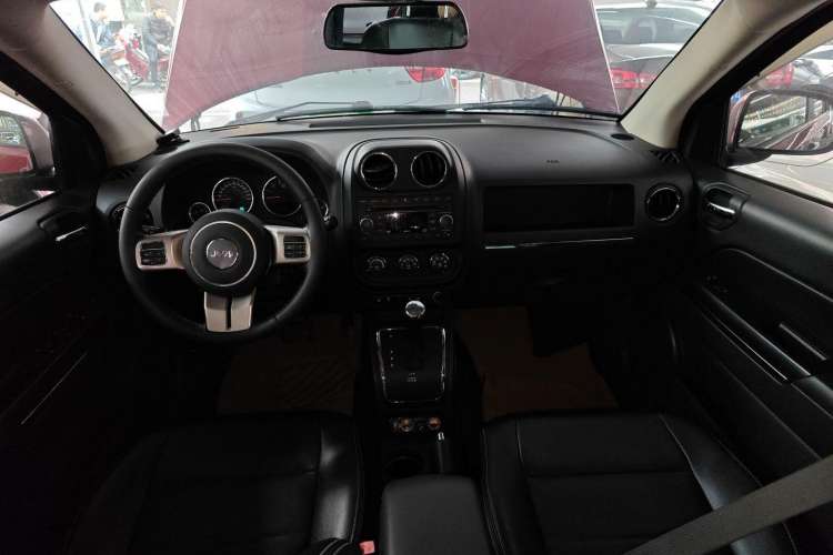 Used Jeep Compass 2012 2.4L Four-Wheel Drive Urban Edition Center Console