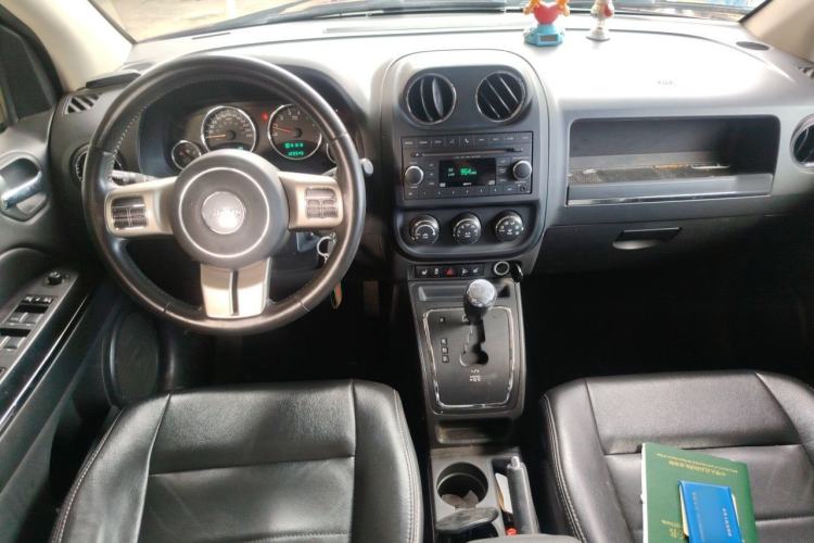 Used Jeep Compass 2012 2.0L two-wheel drive luxury version Center Console