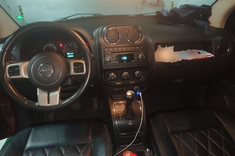 Used Jeep Compass 2012 2.4L four-wheel-drive sport version Center Console