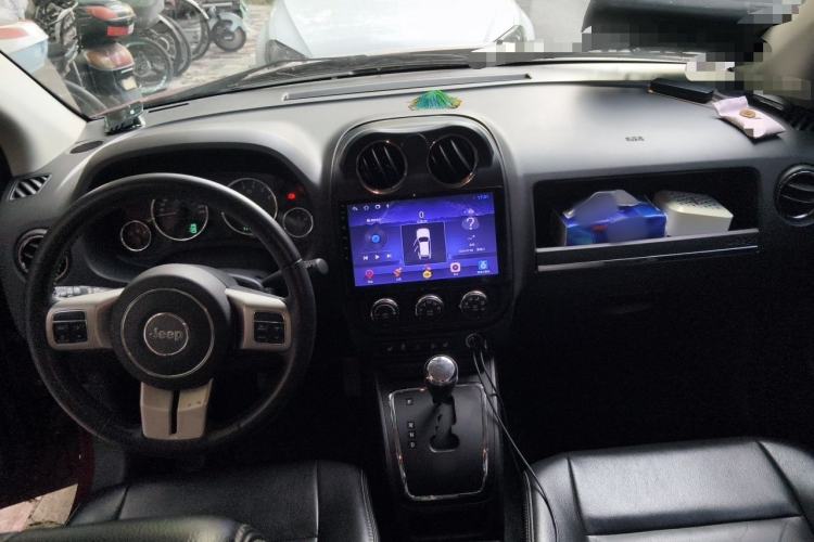 Used Jeep Compass 2012 2.4L four-wheel drive luxury version Center Console
