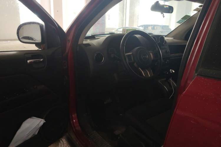 Used Jeep Compass 2012 2.0L two-wheel drive sport version Driver Seat