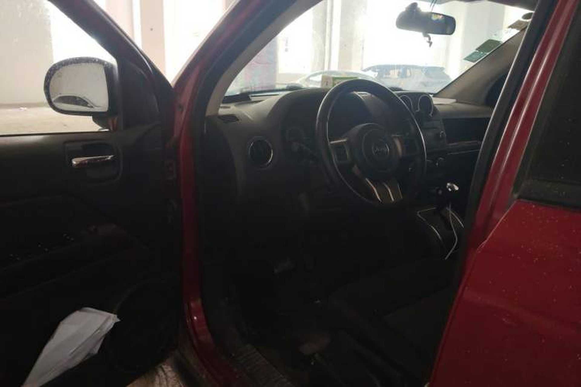 Used Jeep Compass 2012 2.0L two-wheel drive sport version Driver Seat