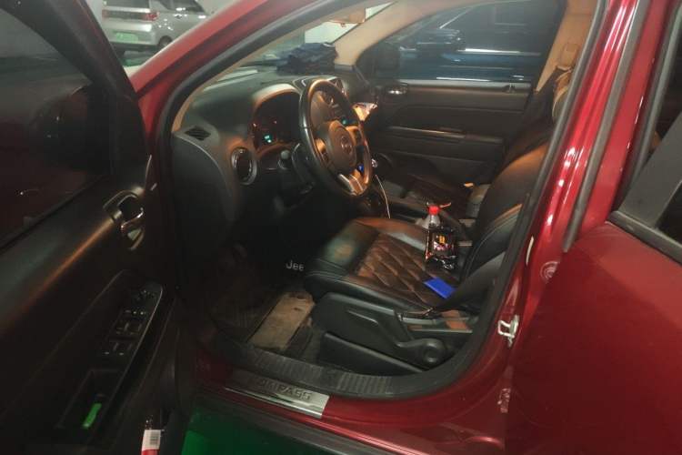 Used Jeep Compass 2012 2.4L four-wheel-drive sport version Driver Seat