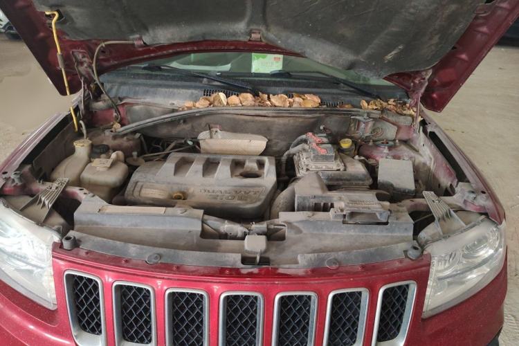 Used Jeep Compass 2012 2.0L two-wheel drive sport version Engine Bay
