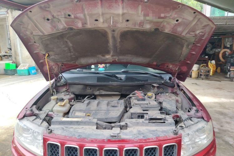 Used Jeep Compass 2012 2.0L two-wheel drive luxury version Engine Bay