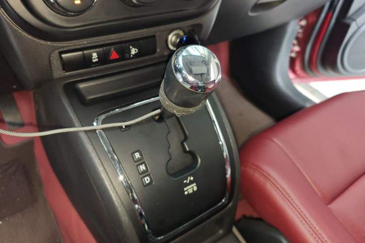 Used Jeep Compass 2012 2.4L four-wheel-drive sport version Gear Lever